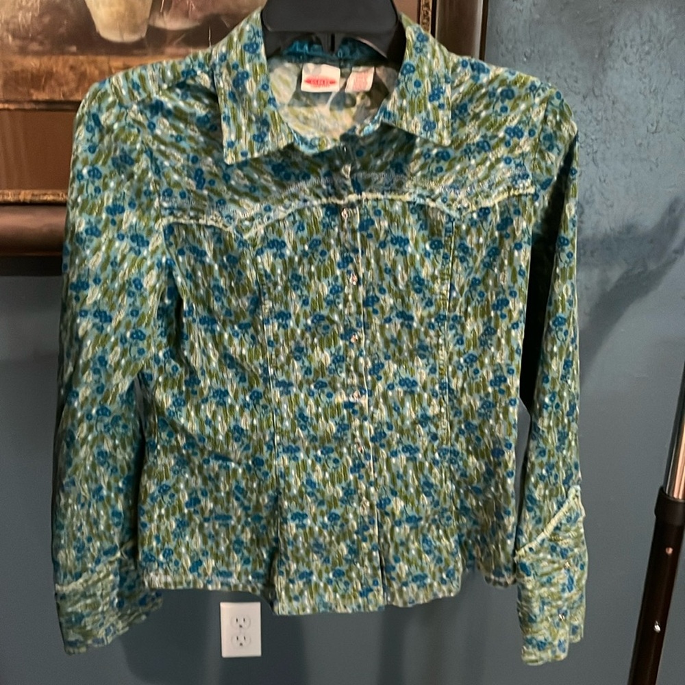 Women’s CRV button up shirt, medium